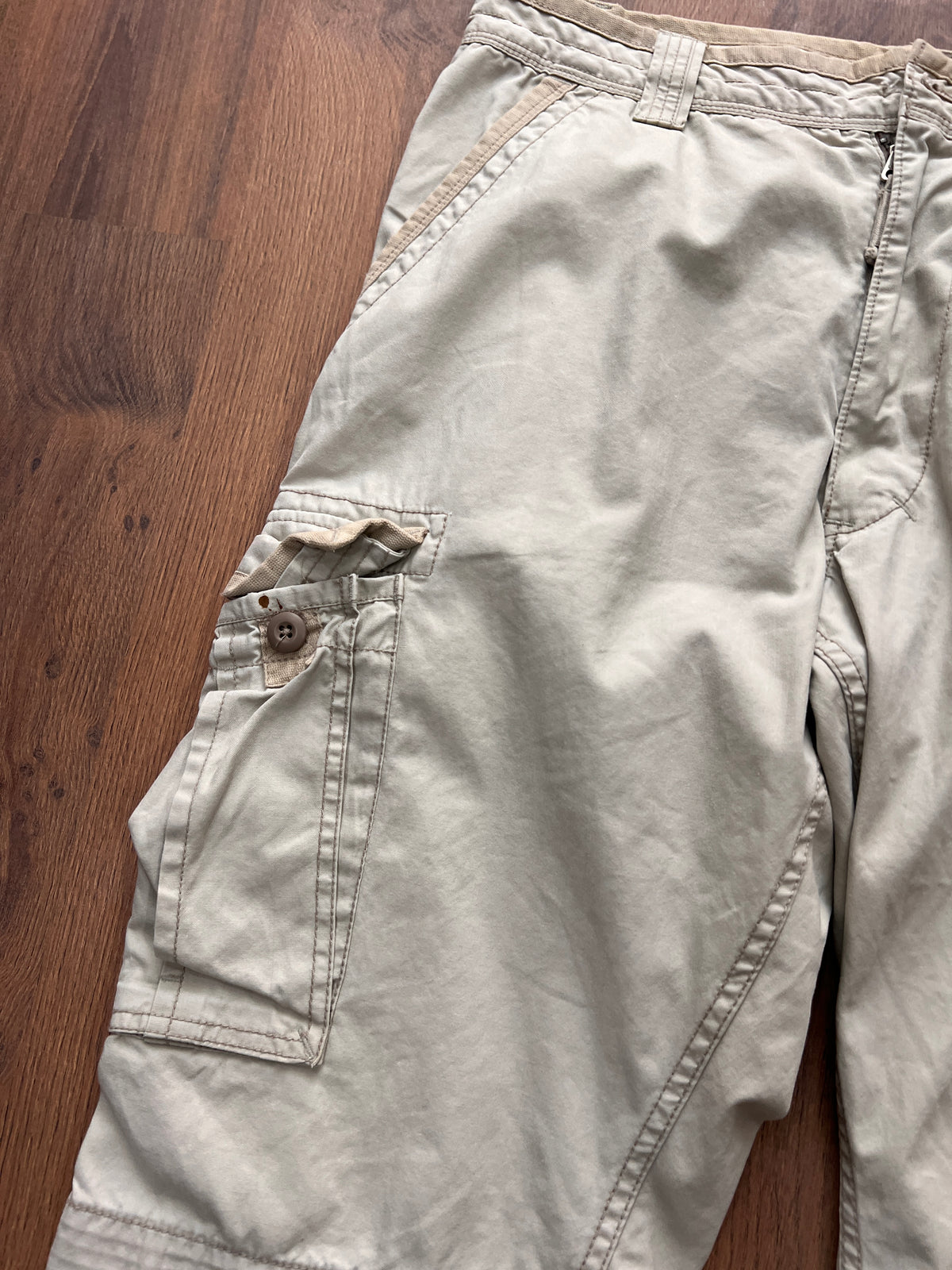 Levis Cargo Shorts (36)