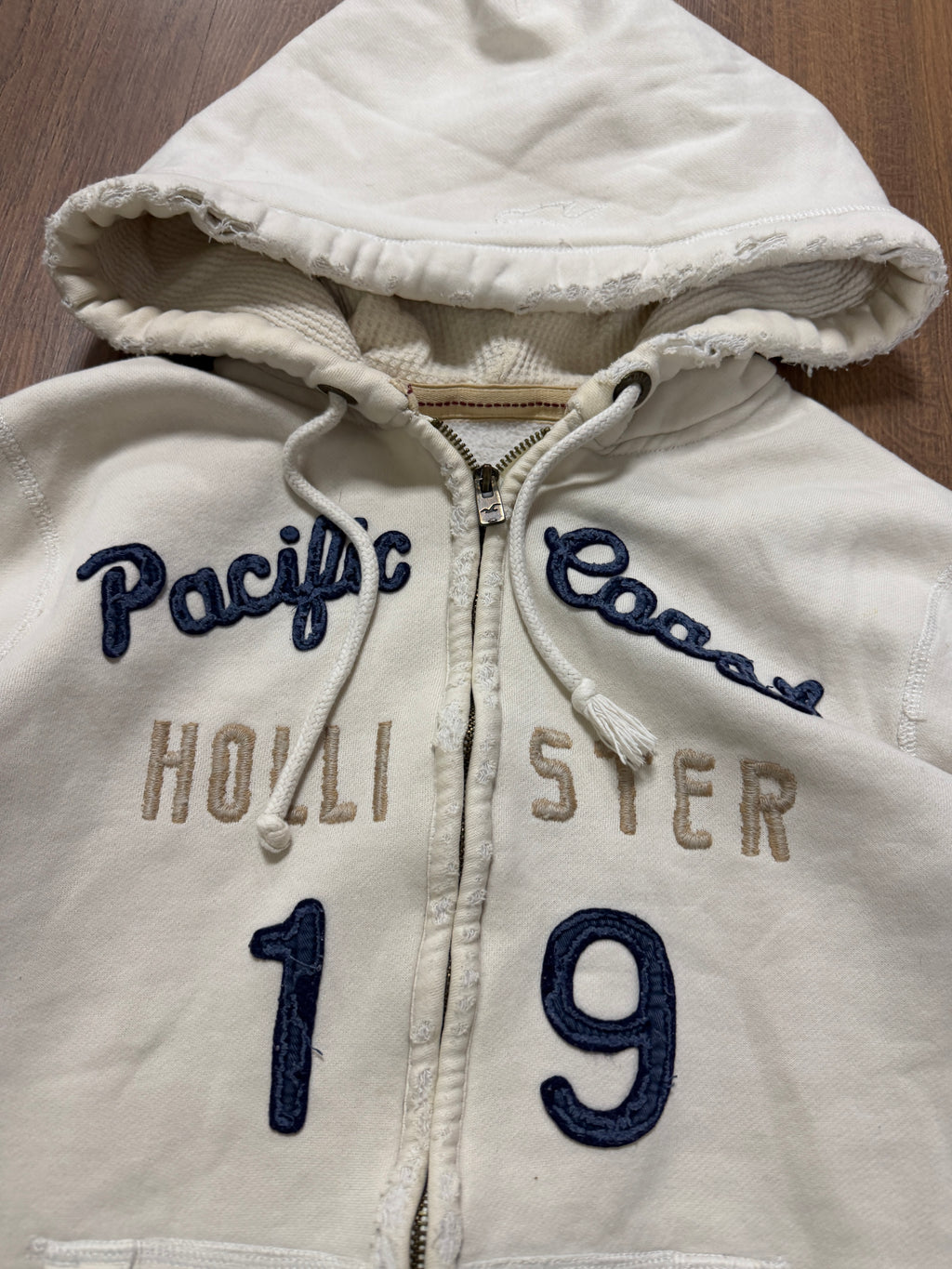 Distressed Hollister hoodie(M)