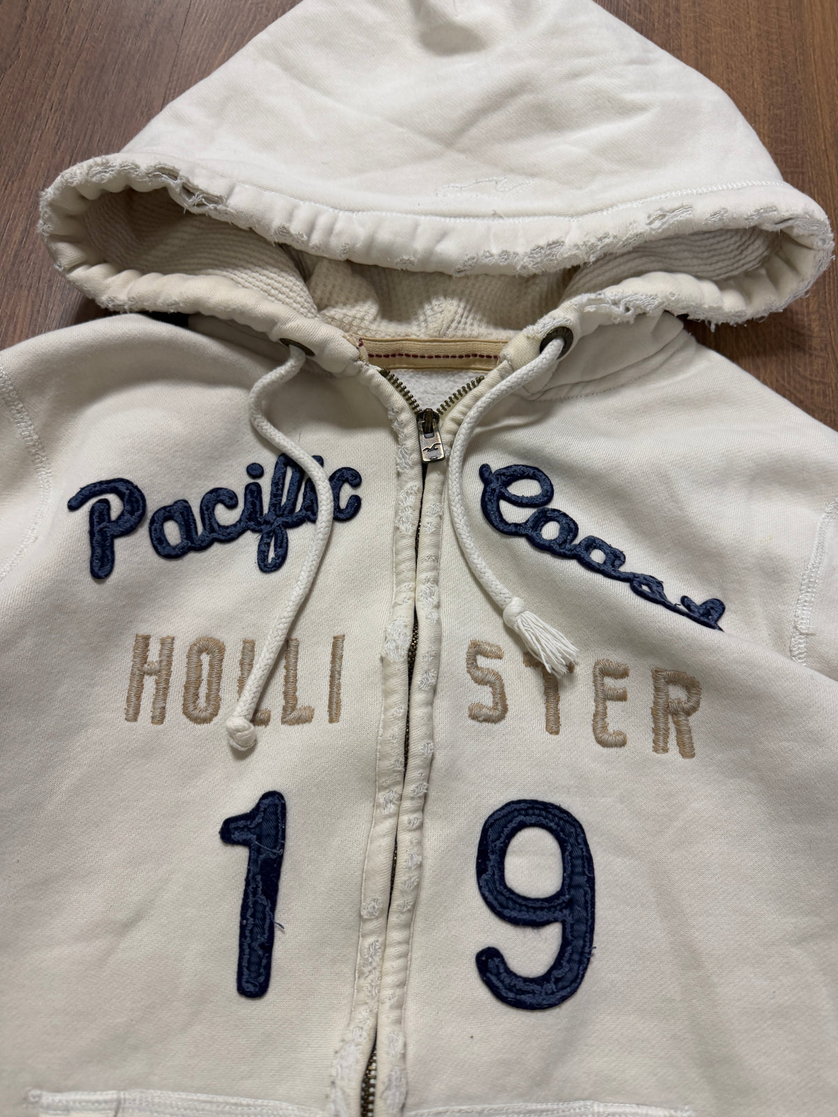 Distressed Hollister hoodie(M)