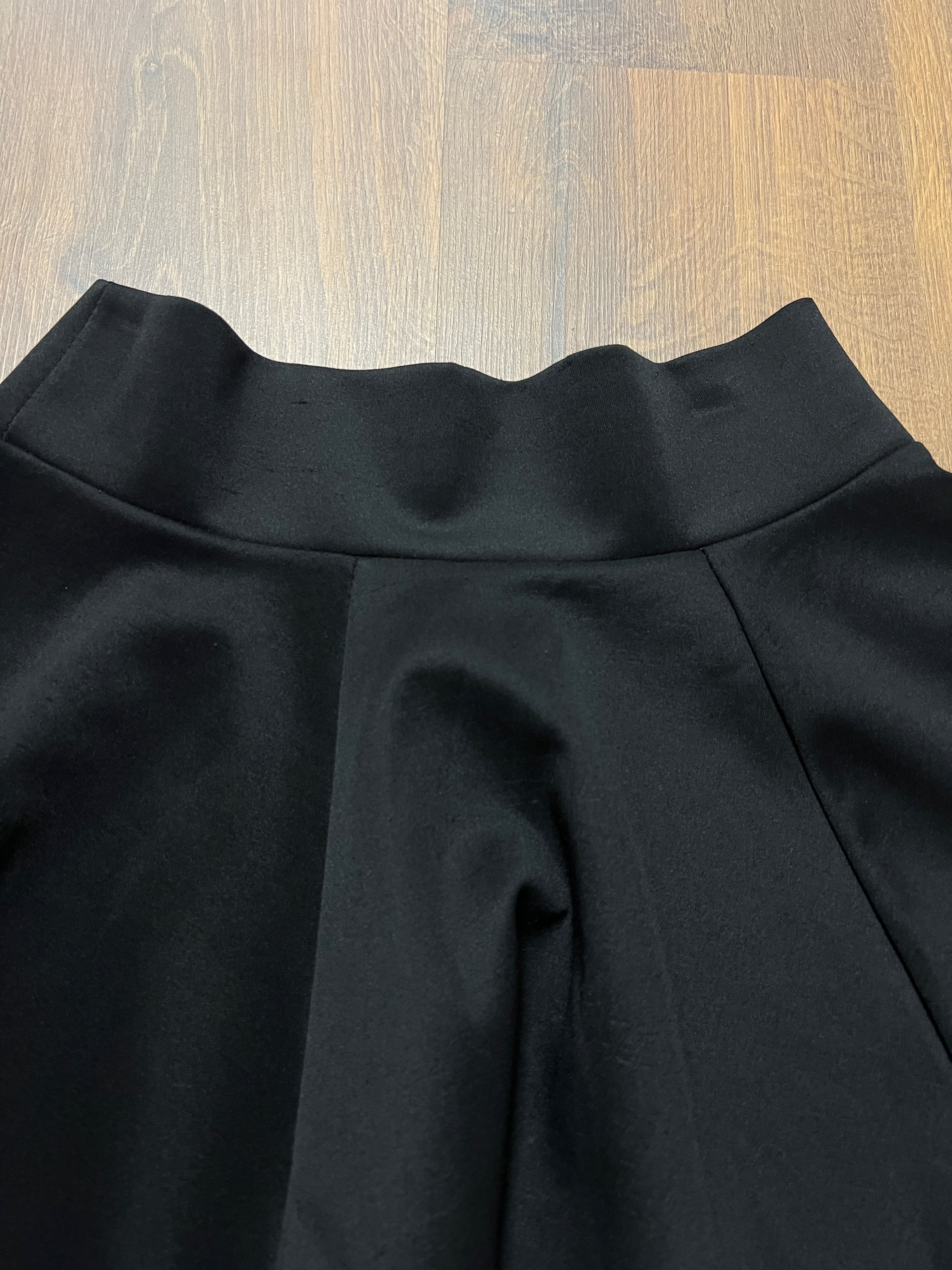 Black Satin Skirt🙋‍♀️ (S/M)