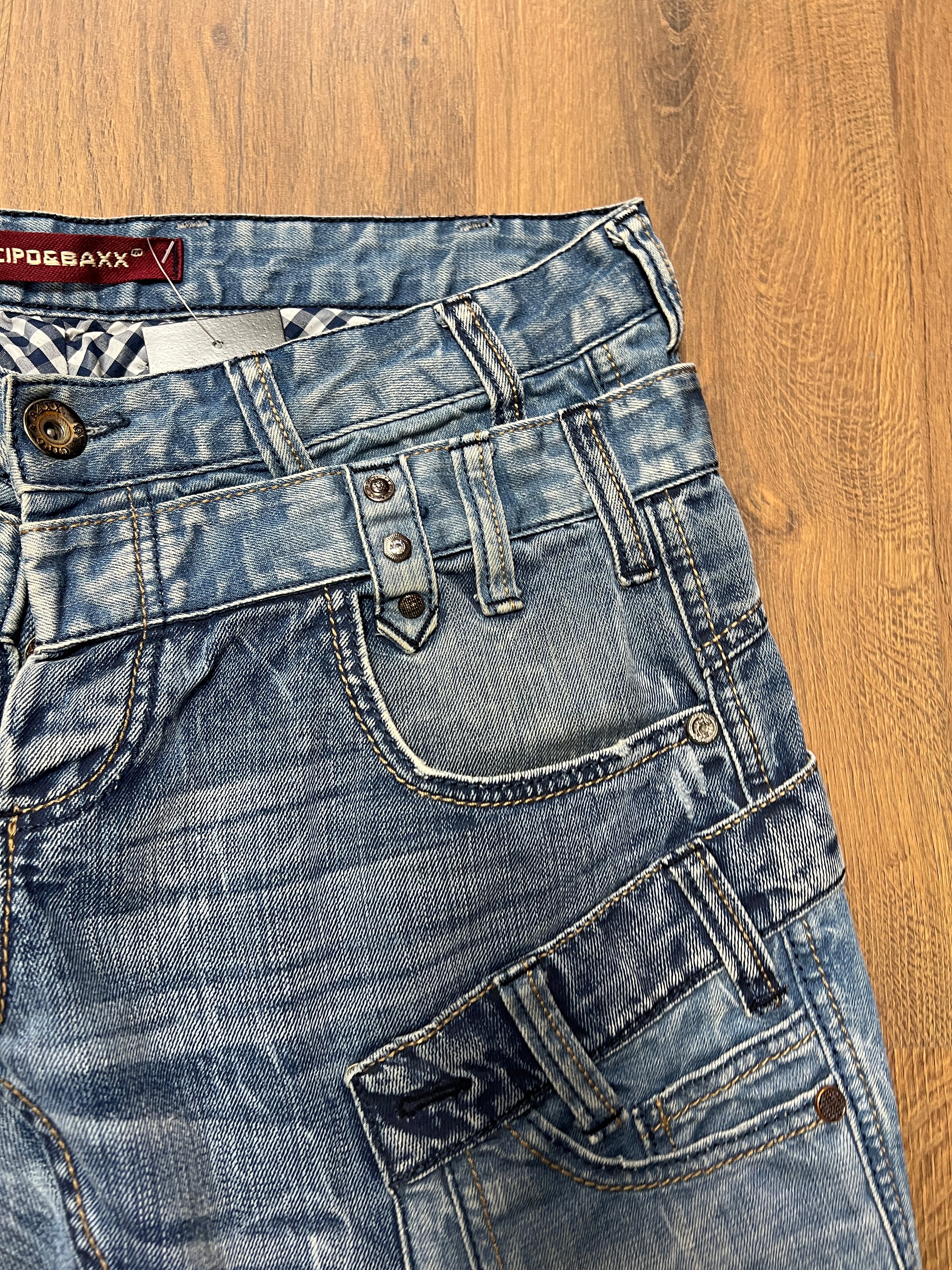 Double Waisted Y2K jeans (36x30)
