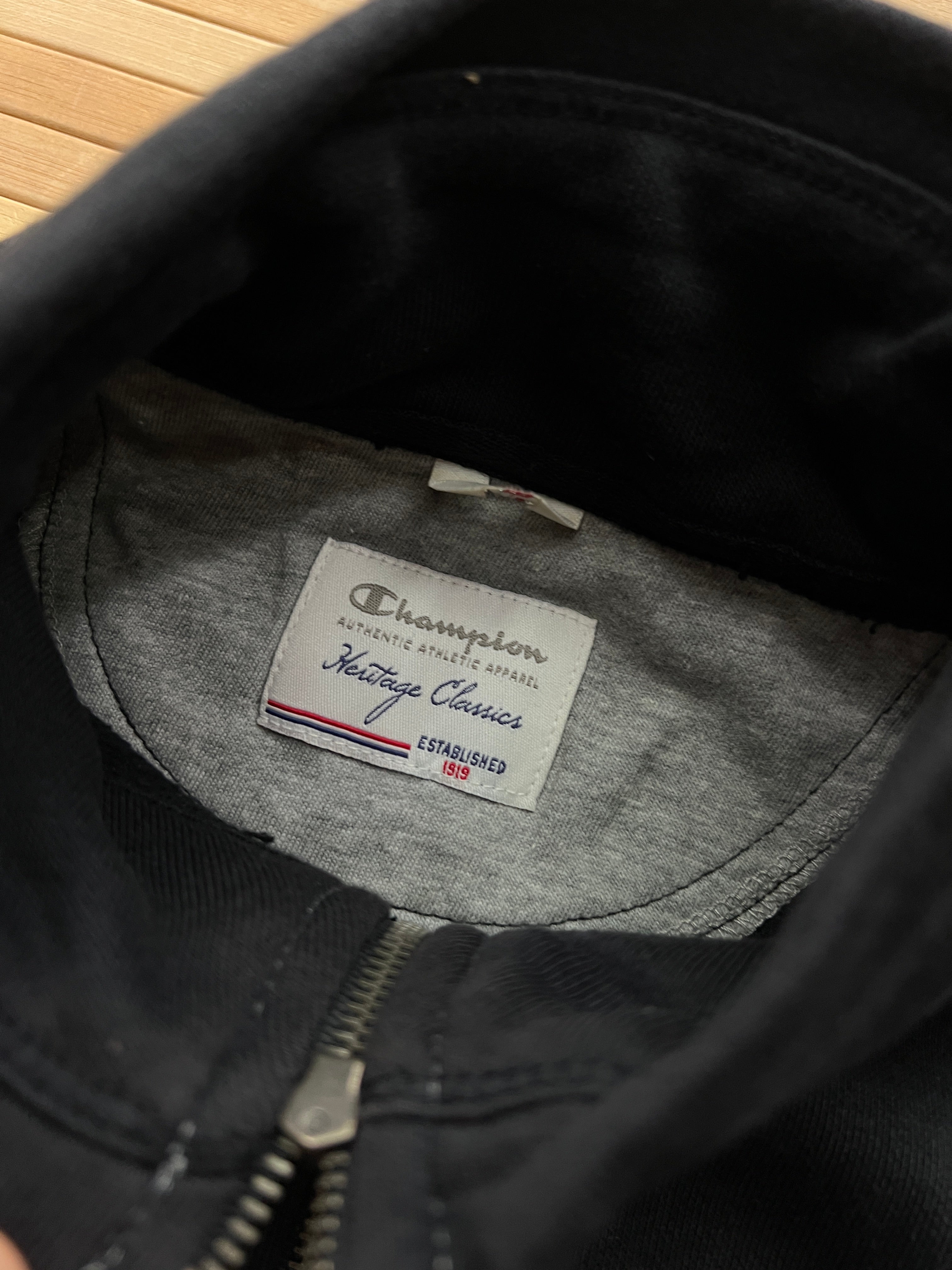 Champion Zip Up 🙋‍♀️ (M)