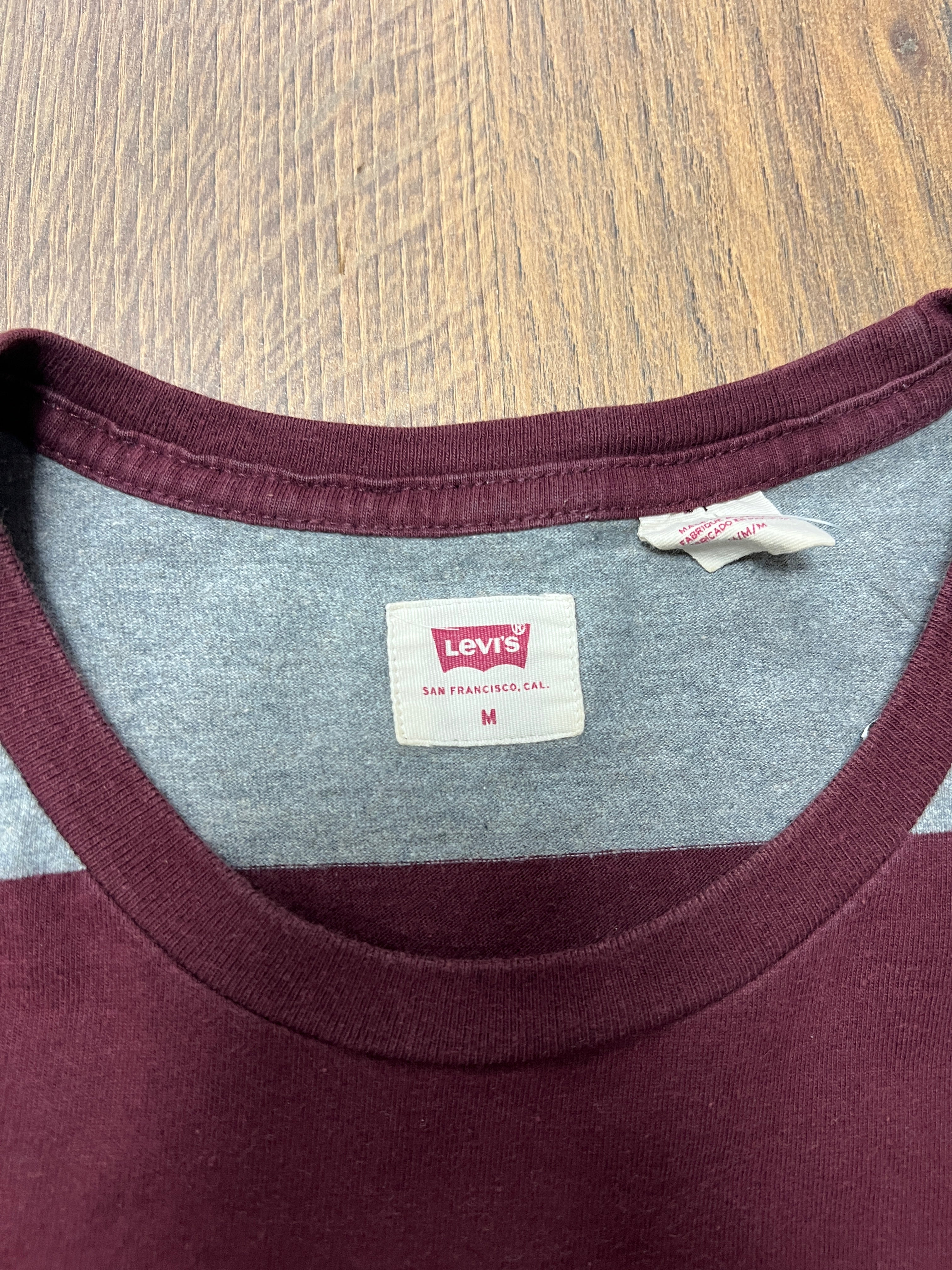 Levis Striped T-Shirt (M)