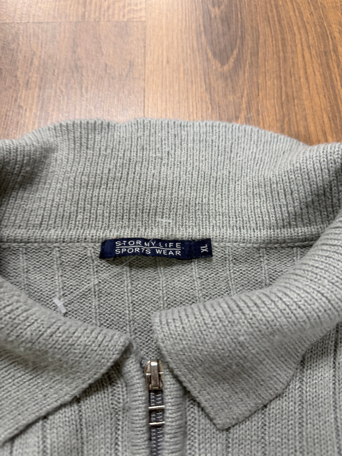 Grey quarter zip (L)